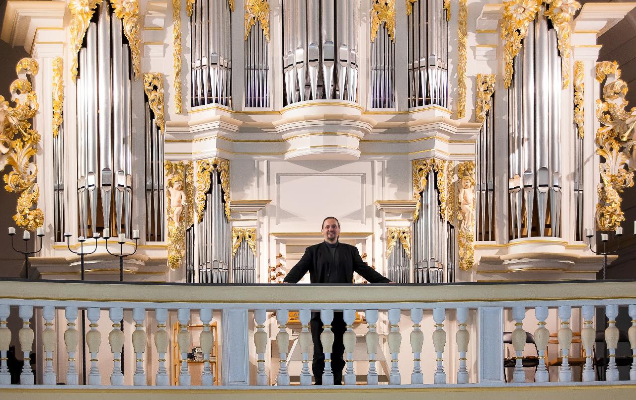 Organist Jörg Reddin vor der Orgel der Bachkirche in Arnstadt