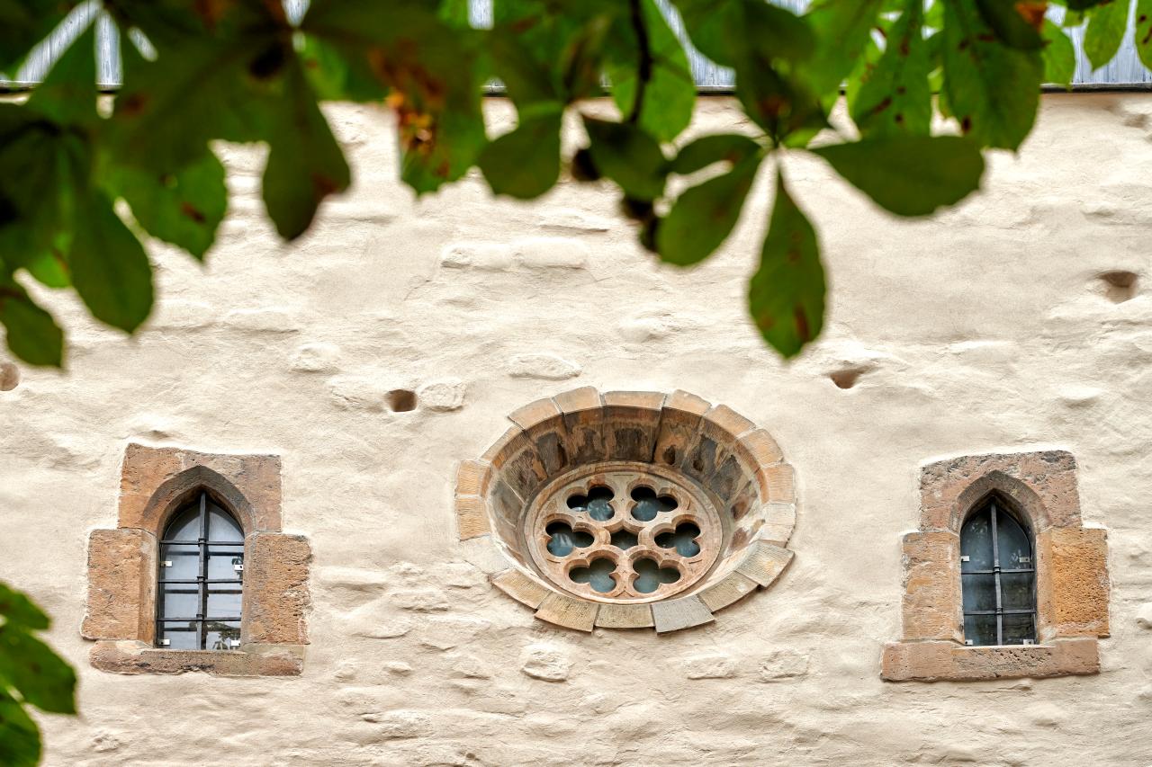 Historische Westfassade der Alten Synagoge Erfurt mit Rosettenfenster