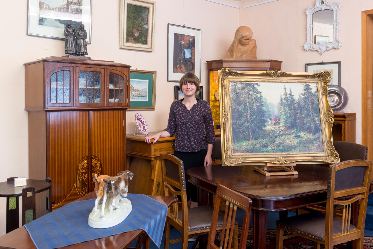 Caroline Czambor in ihrem Laden für Antiquitäten