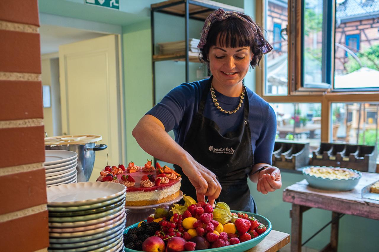 Doreen Bergmann dekoriert eine Torte in ihrer Patisserie in Stelzendorf