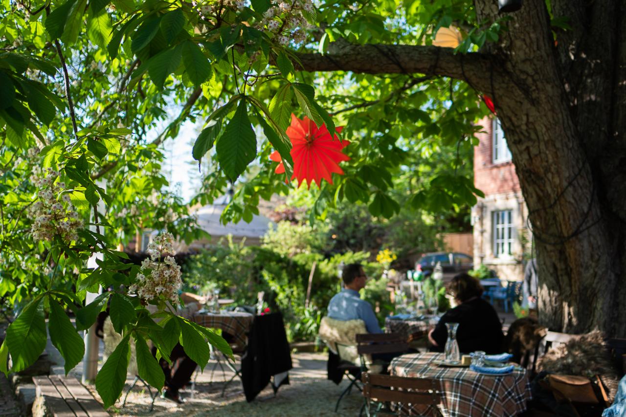 When it’s nice out, food at the Bachstelze is served in the leafy beer garden
