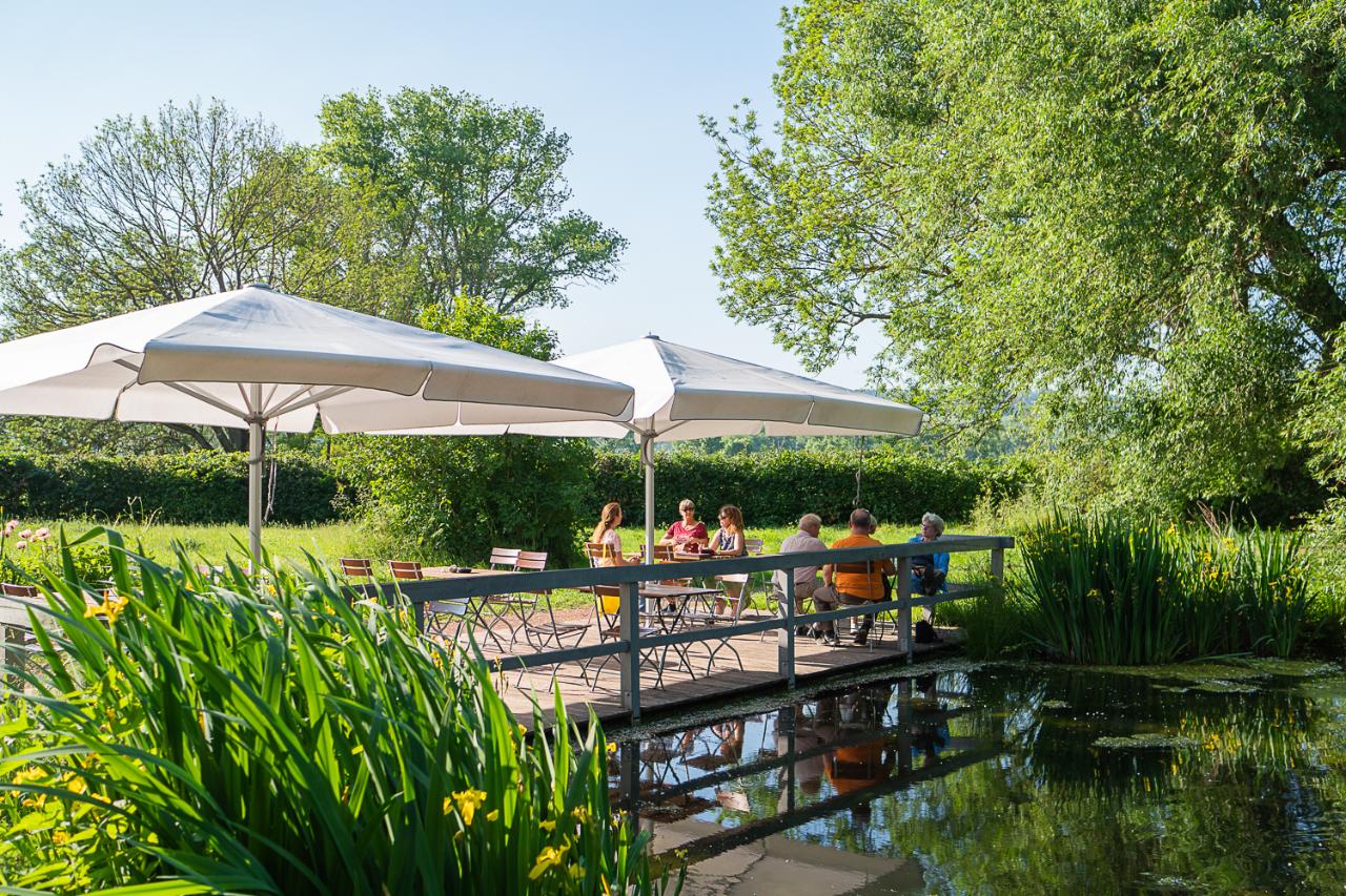 Gäste am Gartenteich des Biohotels Stiftsgut Wilhelmsglücksbrunn