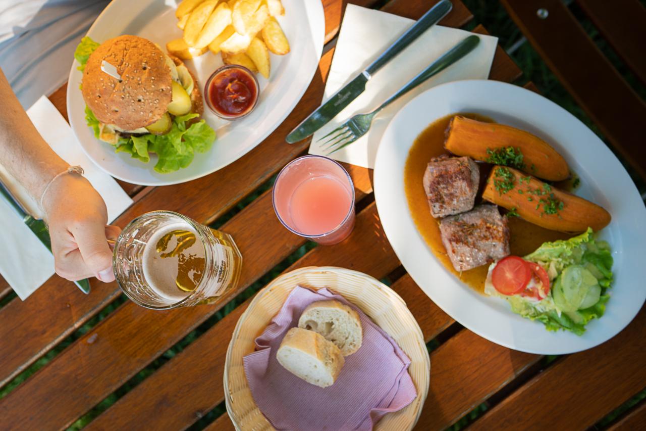 Abendessen im Biohotel Stiftsgut Wilhelmsglücksbrunn: Lammfilet und CreuzBurger mit Pommes Frites
