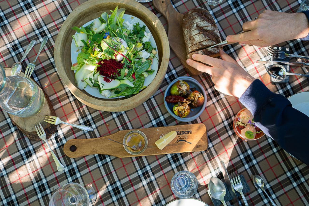 The salad is accompanied by gorgonzola-stuffed figs, fresh bread and quark with grilled tomatoes.