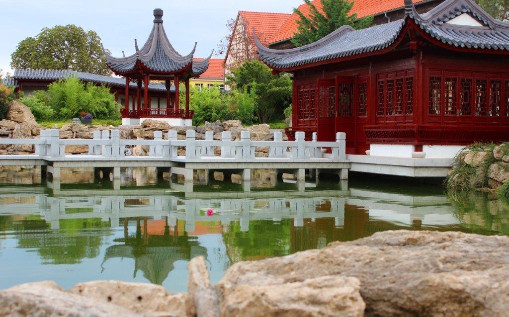 Blick auf Teich mit einer Pagodeninsel im Chinesischen Garten, Weißensee