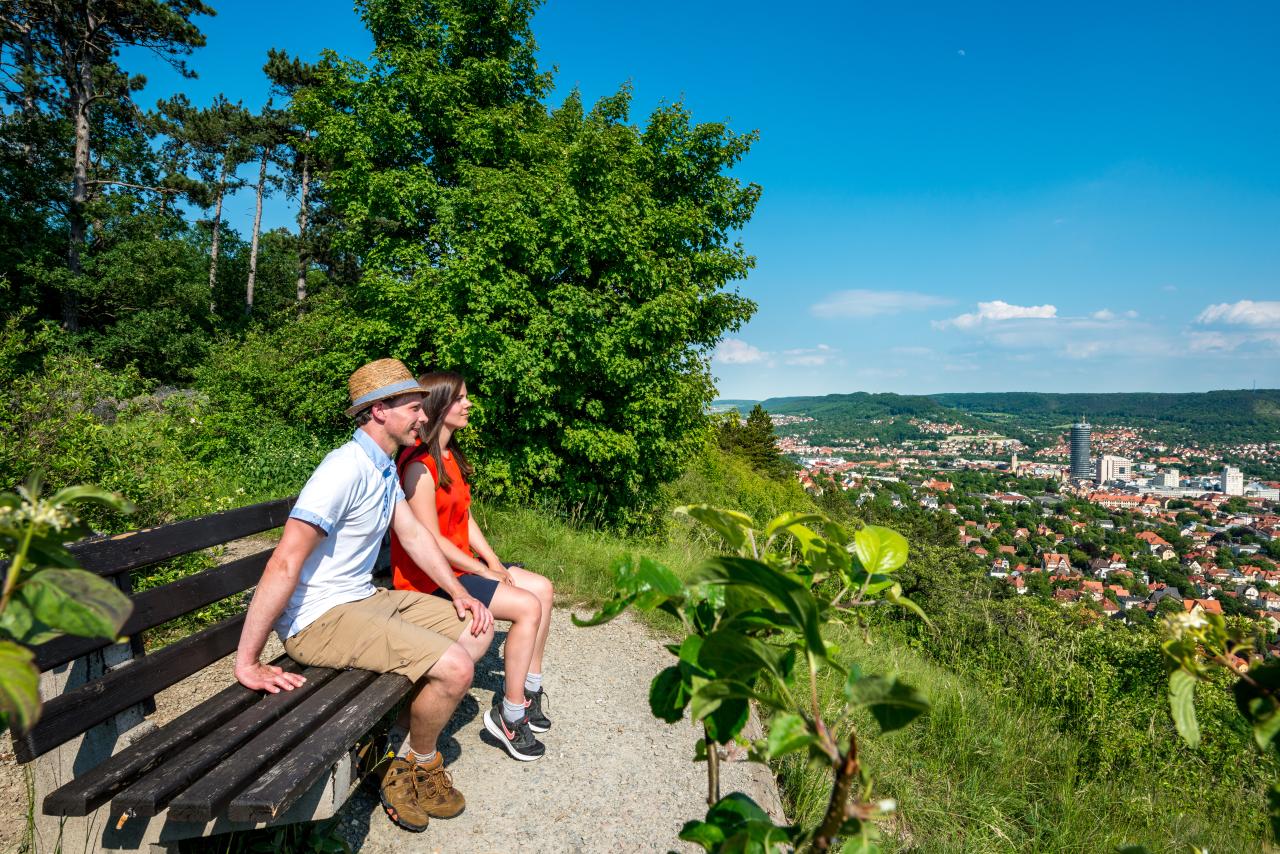 Paar genießt den Ausblick auf Jena vom Panoramaweg Saalehorizontale