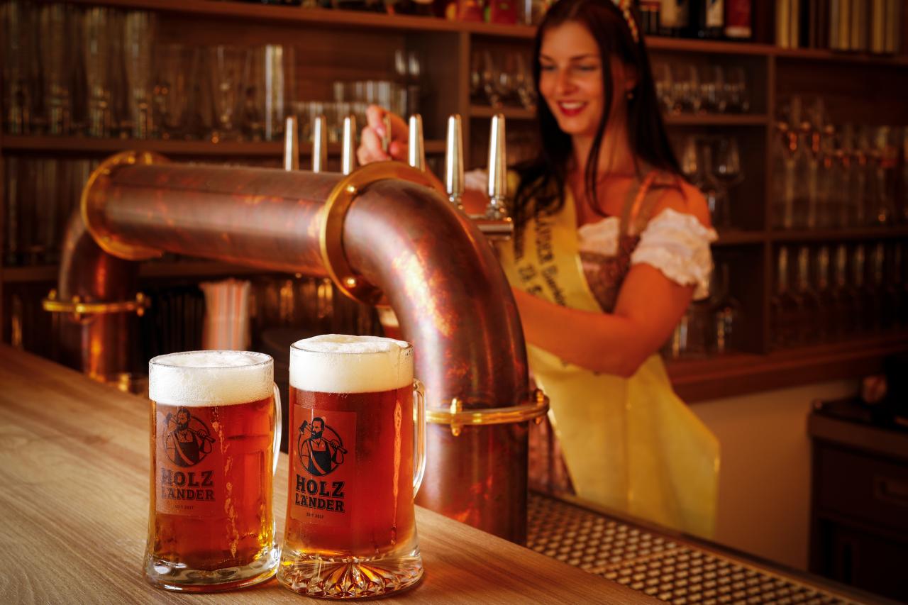 Bierkönigin zapft Bier in der Ziegenmühle Schleifeisen in Erfurt