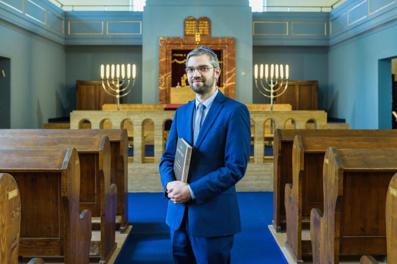 Rabbiner Alexander Nachama in der Neuen Synagoge in Erfurt